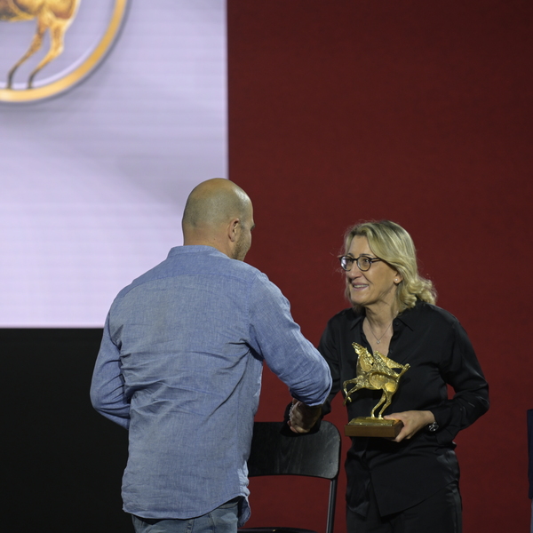 Dario Ferrari Riceve Il Pegaso D&#039;oro Dal Presidente Carla Tiboni E Dal Sindaco Di Pescara, Carlo Masci - 50 Premi Internazionali Flaiano